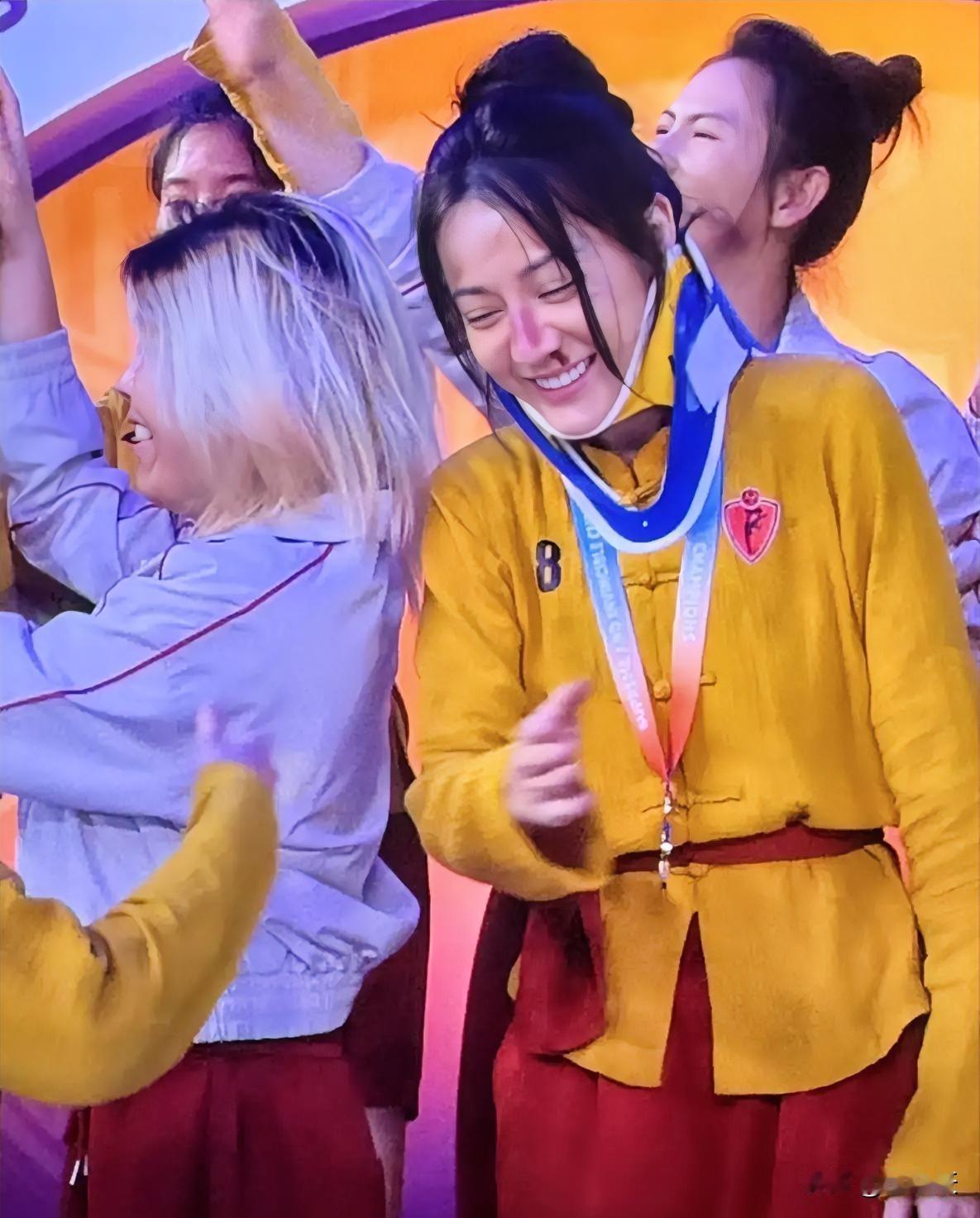 哈哈，任何一个女明星都别想美美地出现在周星驰的电影里，迪丽热巴也不例外[吃瓜群众