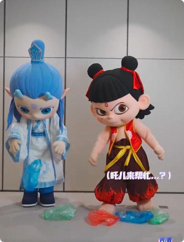 哪吒敖丙也玩上抓袋子挑战了你好星期六速围观！哪吒敖丙玩抓袋子挑战，敖丙的专注和哪