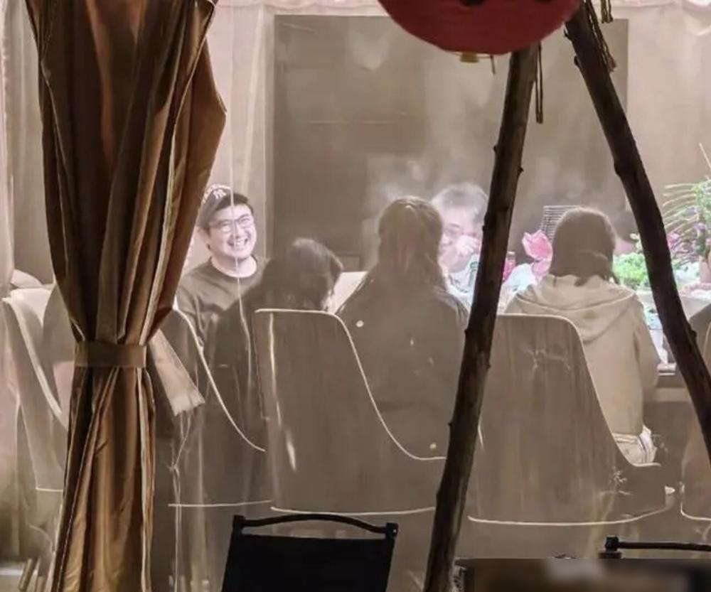 400亿票房影帝沈腾，春节档刚夺冠，结果他老婆王琦，竟被网友揪着双下巴、麒麟臂，