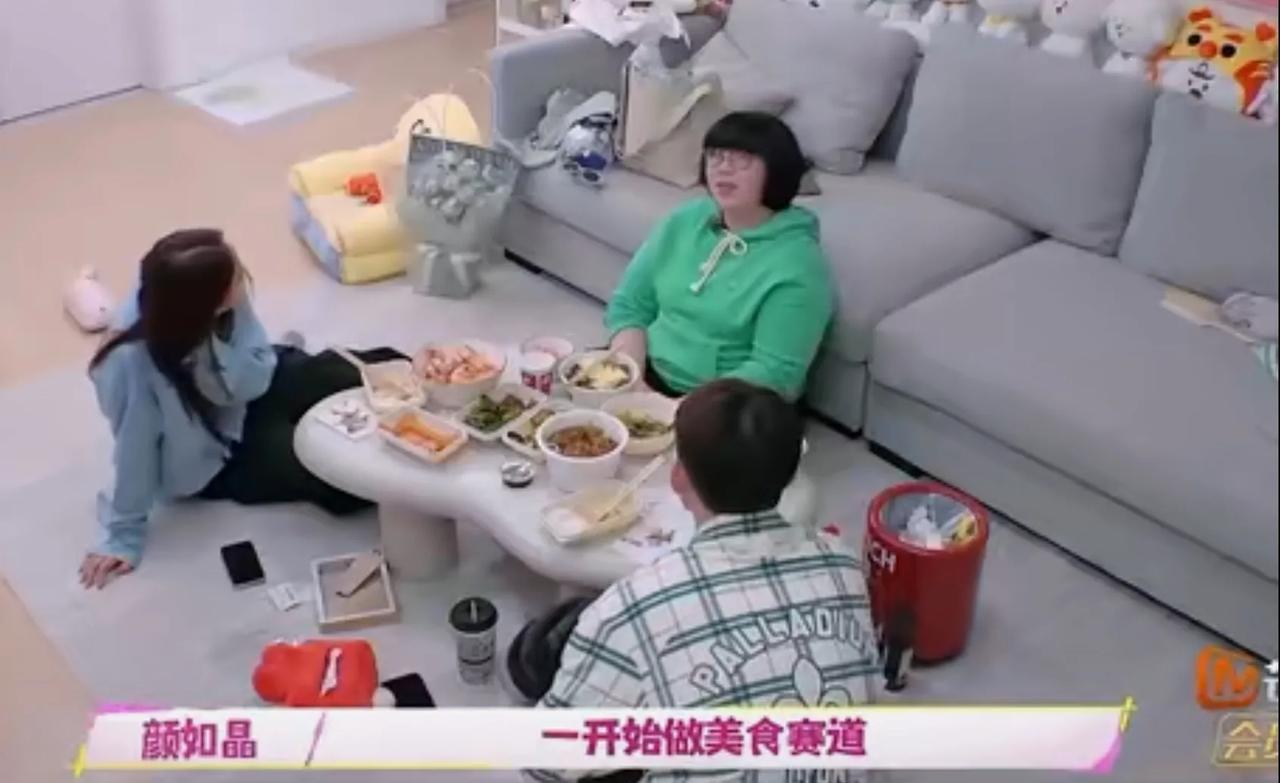 颜如晶说：我原本一开始是做美食赛道，就很顺理成章，从外形到吃饭都很合理。然后我想