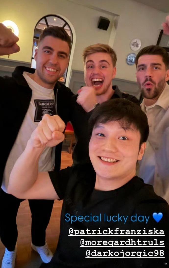 樊振东晒萨尔布吕肯队友自拍照东哥还得是东哥冠军🏆开心，合影nice 杭州