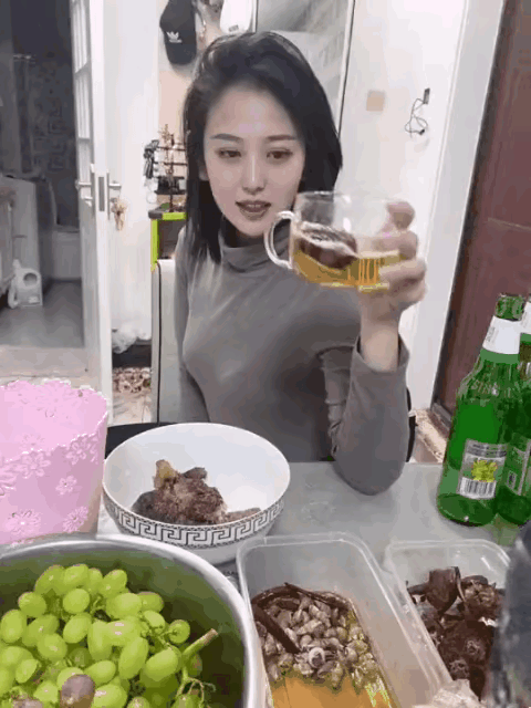 喝酒用这么大杯，一看这姑娘就是豪爽之人，做朋友，做哥们儿，做媳妇儿都是上佳的选择