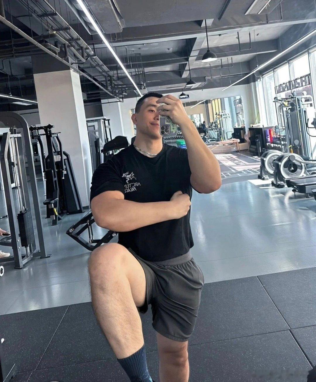 你喜欢健身肌肉男对吧体育生