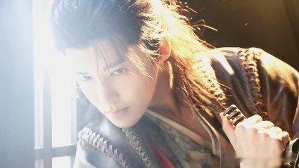 不管你谁都不许从侯明昊身上下来侯明昊脸一出侠气扑面而来侯明昊这个江湖造型是给我下