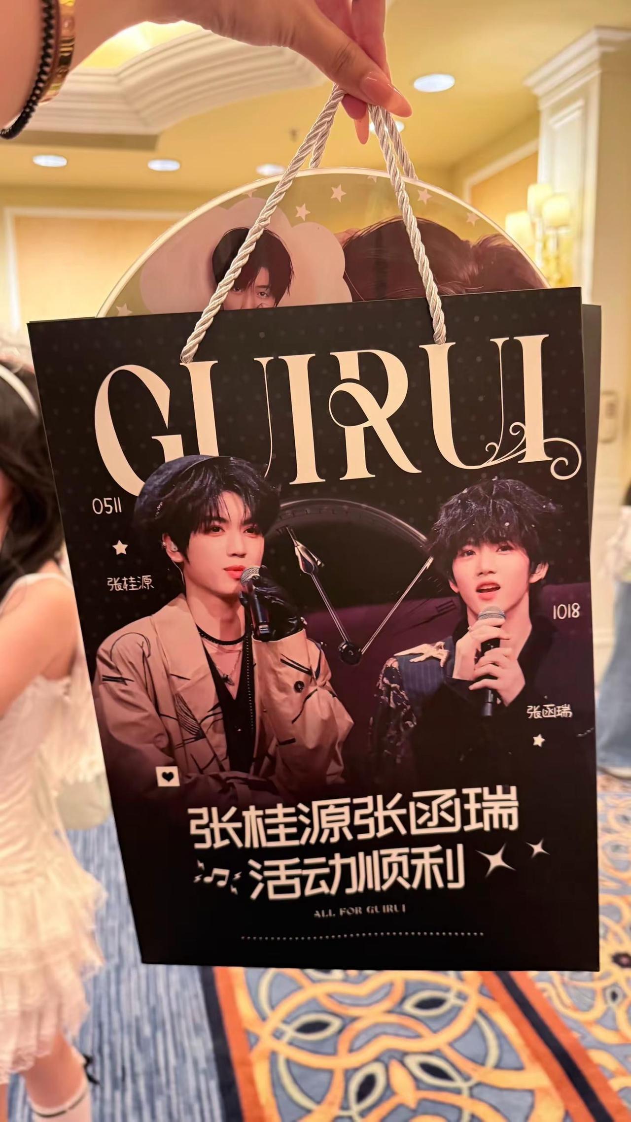 围着你们两个转一圈，算不算环游世界？ tf家族运动会 线下 @無人区玫瑰 @谁看