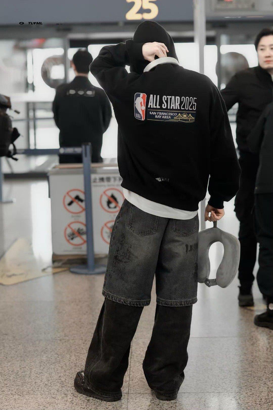 时尚[超话]   时尚感拉满！今日机场look超吸睛，身着NBA黑色联名卫衣，配