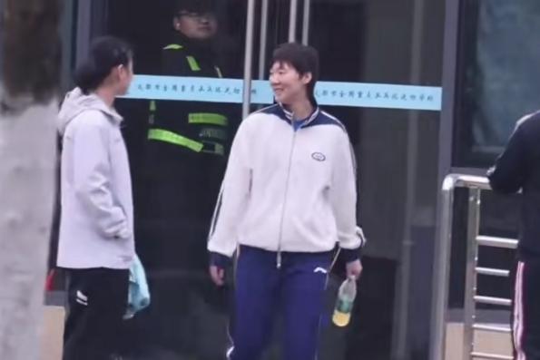 3月22日国乒在成都封闭集训下训，王曼昱状态超棒、笑容灿烂。
和队友徐奕、任浩教