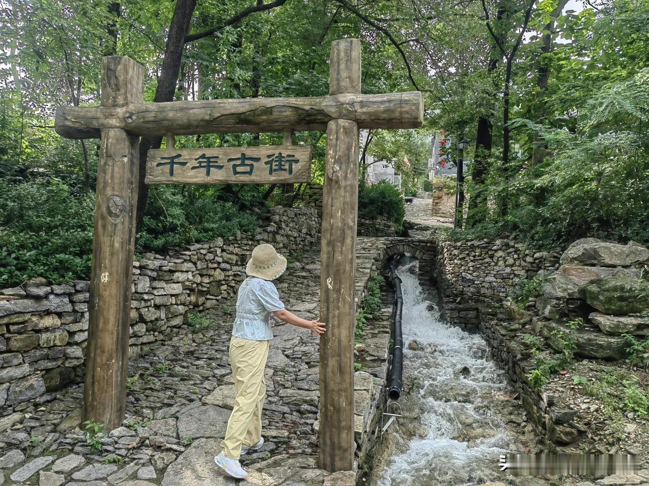 周日自驾淄川，沿最美公路道淄中路向南，不经意间，闯进一个小众古村落，石屋石墙，小