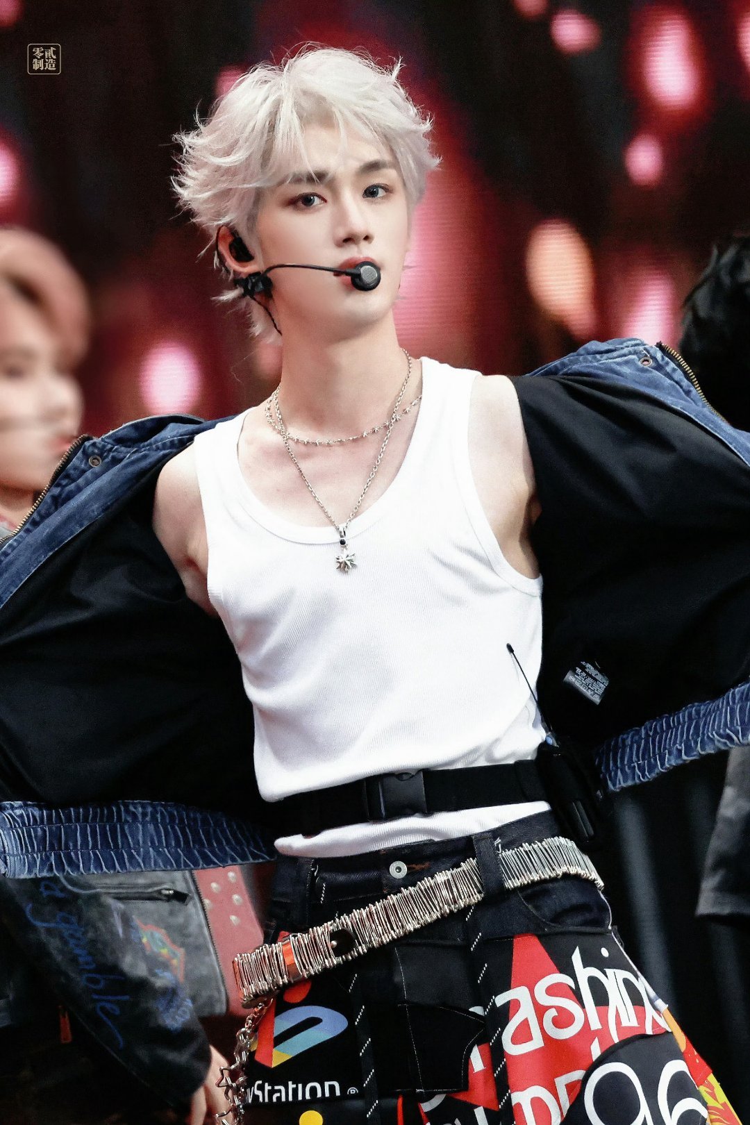 丁程鑫的白毛造型自带亮眼气场，浅色发丝在光线下泛着柔和光泽，衬得肤色愈发透亮。无