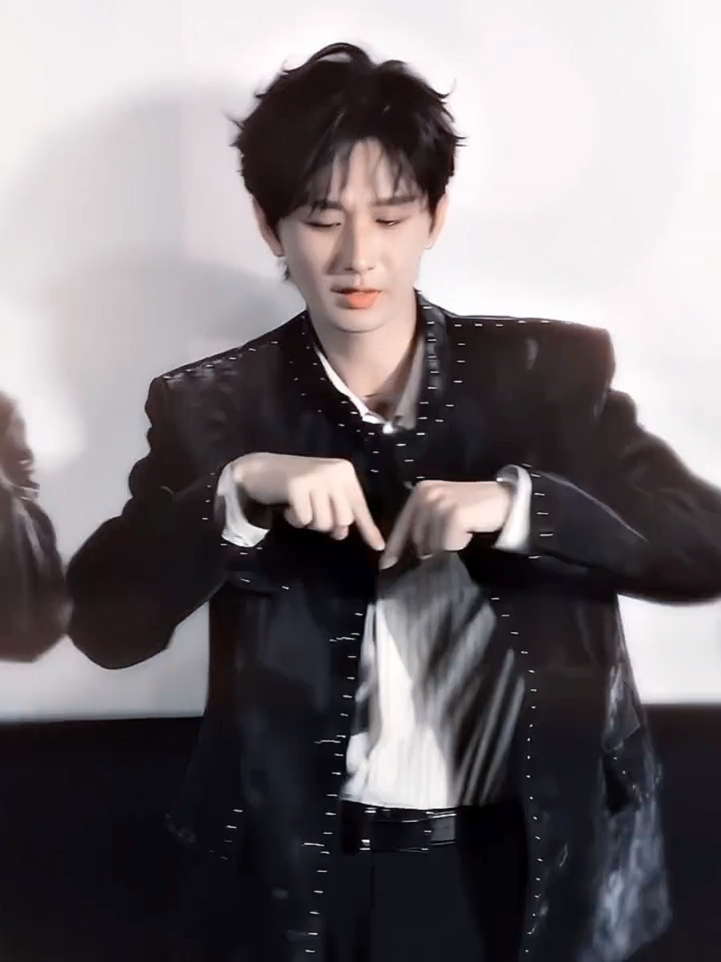 年下VS年上，成毅跳舞，年下青春活泼，自在随性，松弛感拉满。年上羞羞答答又勾勾搭