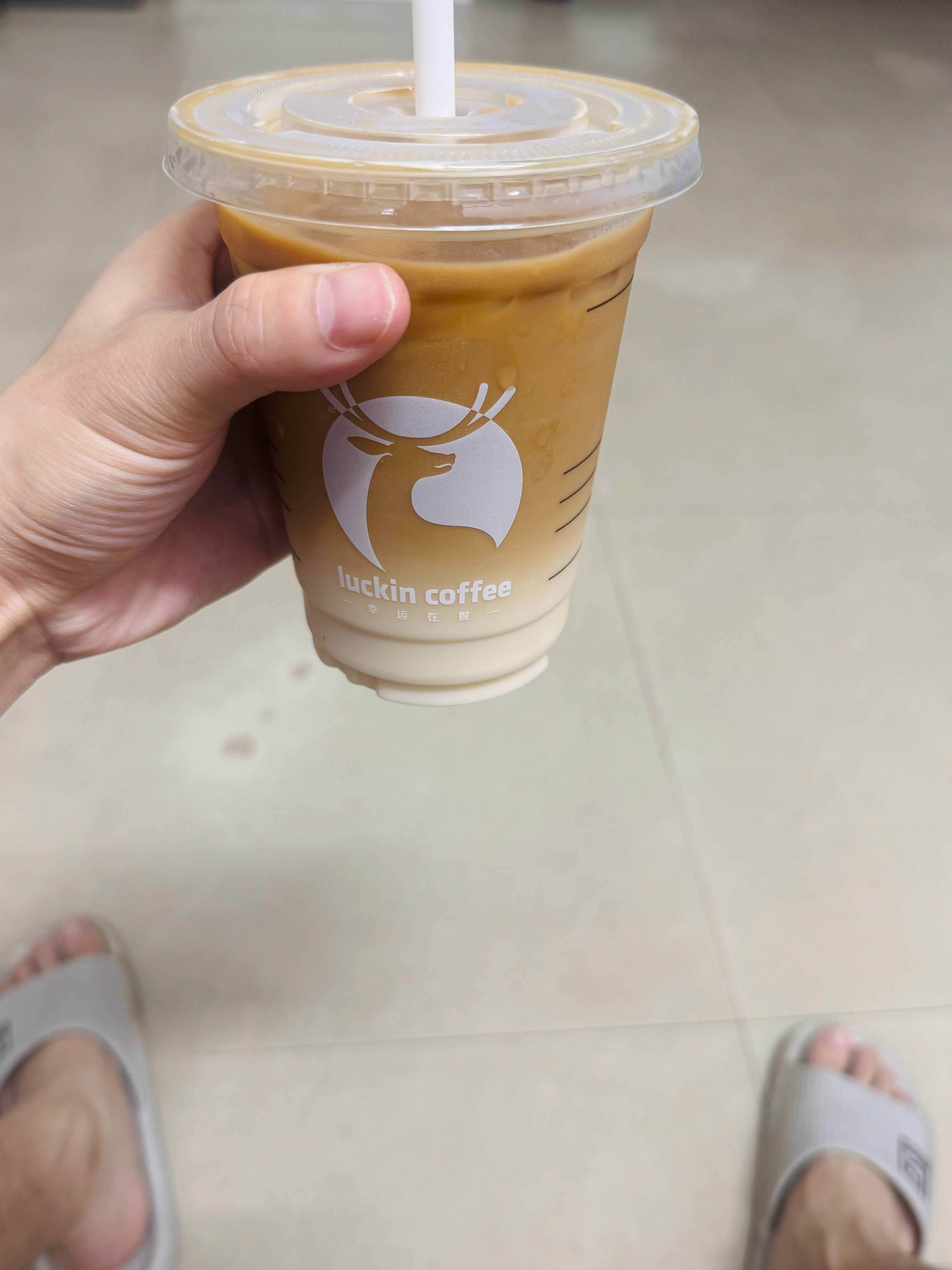 在抖省省2.9元买的小黄油美式，可能是我要了标准糖，真甜真好喝今天天气真好今天休
