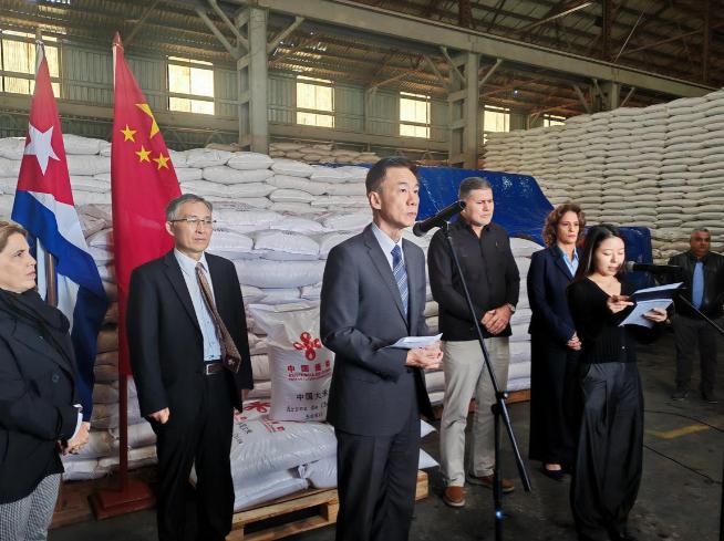 真朋友从不缺席！中国刚给古巴送完3万吨救命大米，又火速启运6万吨，两个月累计9万