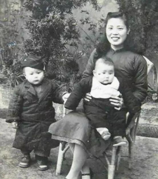 北大教授章士钊这辈子最后悔的，就是纳妾进门。原配吴弱男不吵不闹，带着三个儿子远走