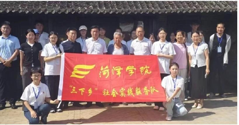菏泽学院师生到曹县韩集镇红三村开展红色研学

近日，菏泽学院人文与新闻传播学院党
