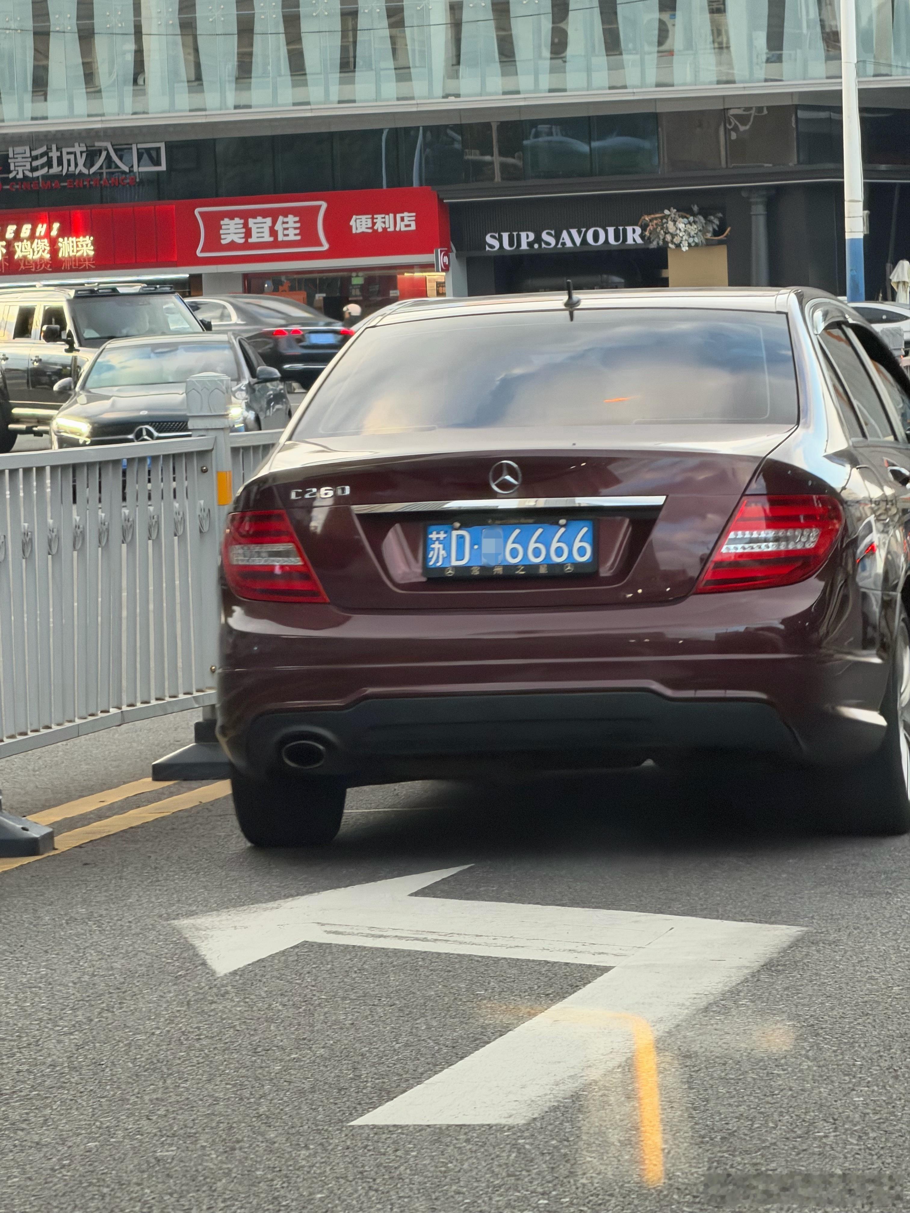 其实大家都心知肚明这些老豪车的牌照是怎么来的，当年那个“自愿捐赠”的证书不知道你