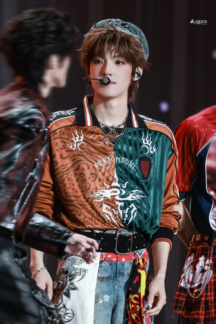 张泽禹没有不全开麦的义务 被张泽禹的全开麦实力狠狠圈粉！这个音乐小憨憨一上台就火