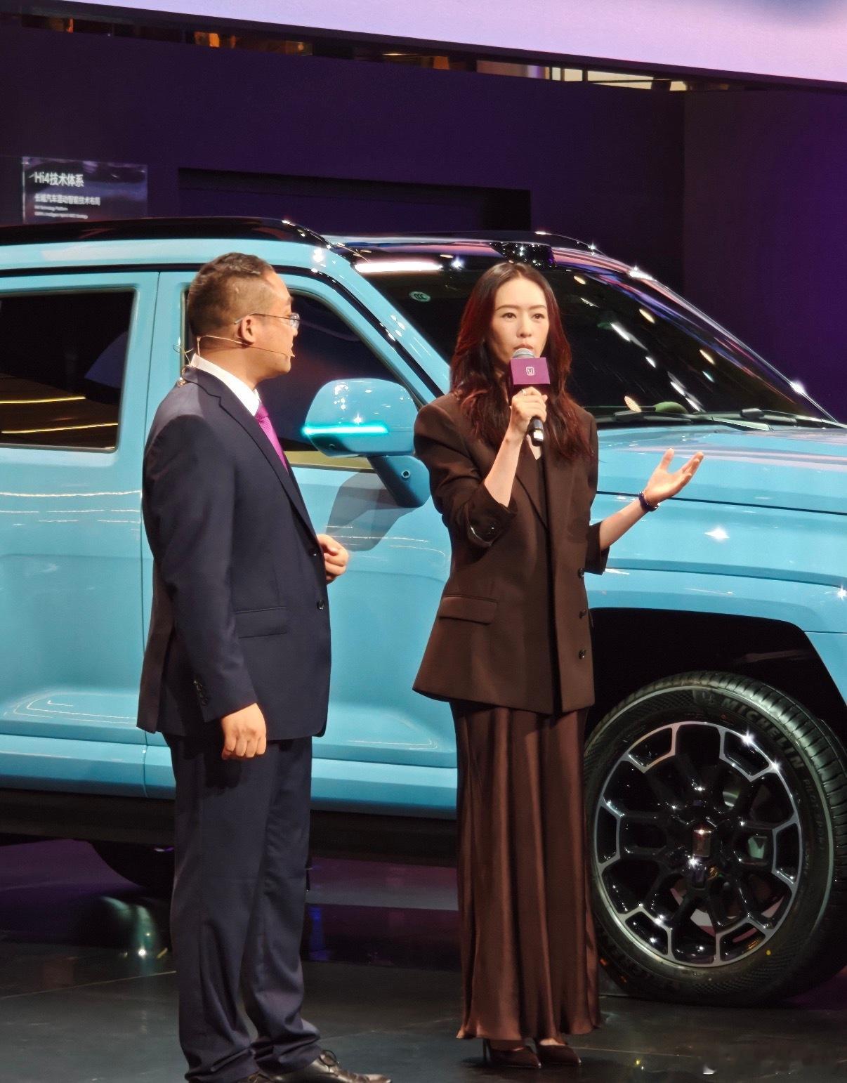2026北京车展，全新坦克700人气是真高，演员童瑶空降坦克展台，与全新坦克70