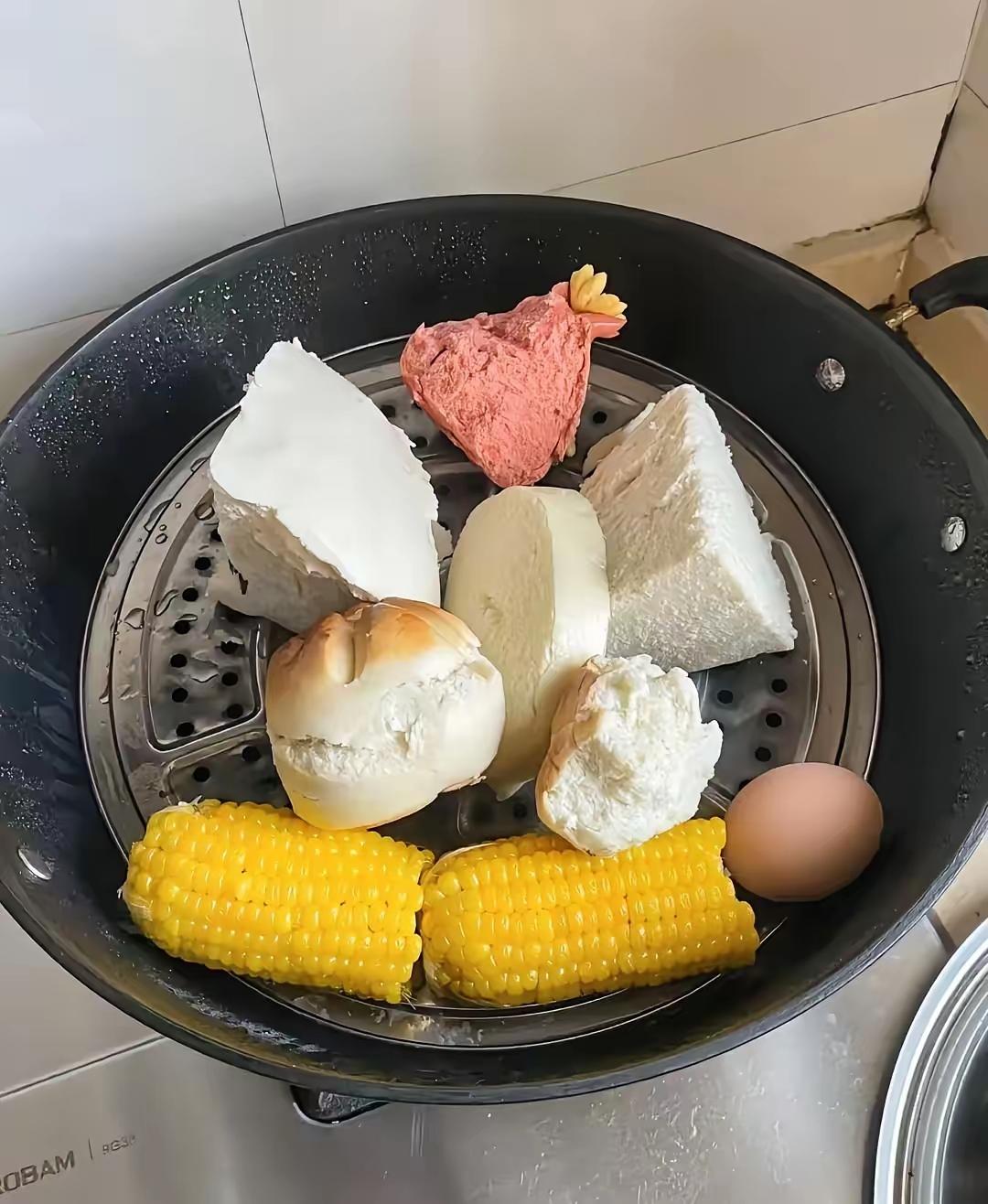 这是我婆婆做的早餐，可我看着就恶心，早就吃够了。真怀疑她是故意的，做的这东西多噎