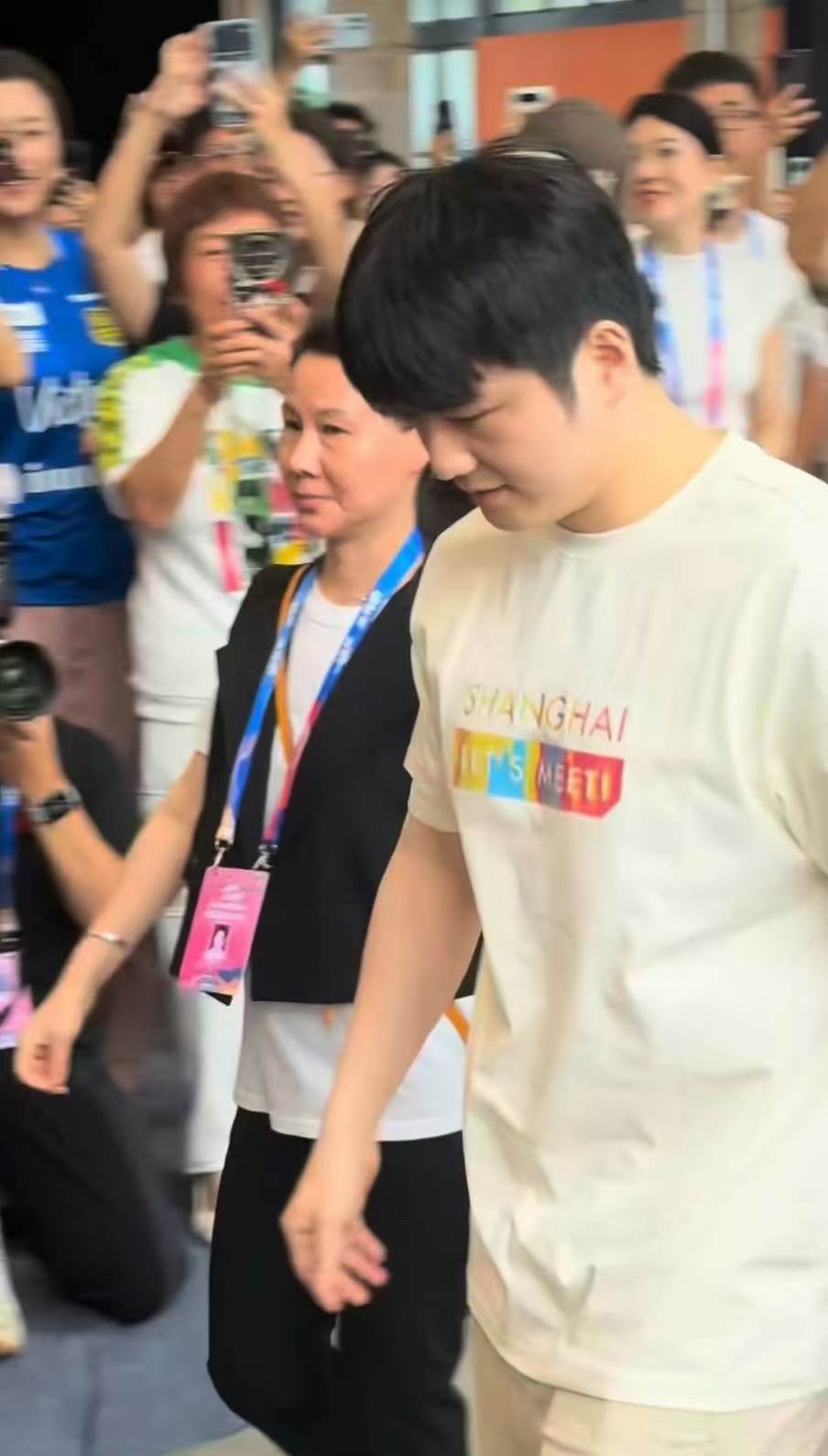 宝儿真好看樊振东助阵上海乒乓球嘉年华樊振东 乒坛唯一紫微星