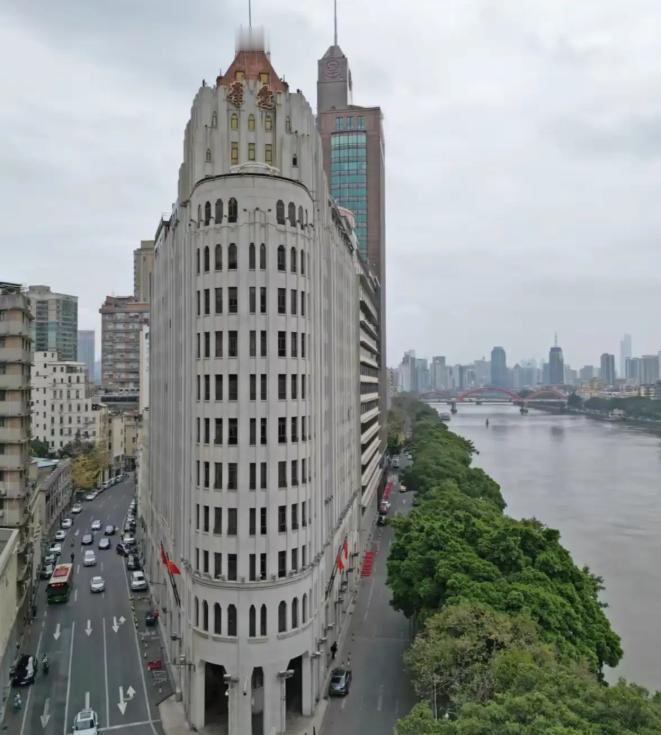 我查了一下广州爱群大酒店的价格，确实有点让人感慨。
这座1937年开业的老酒店，