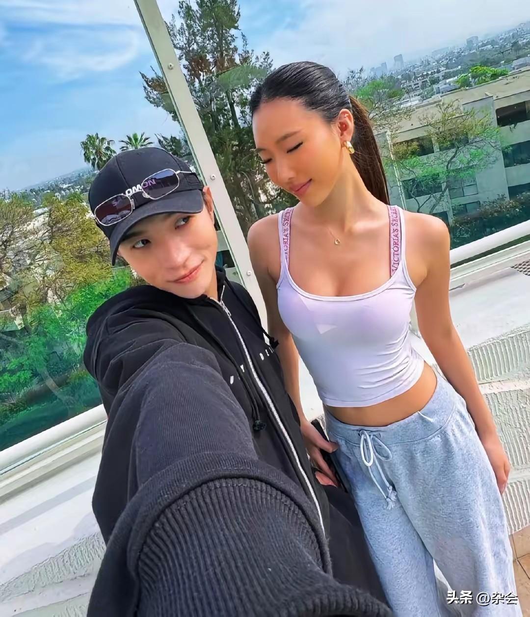 刷到小S大女儿的合照，被眼神吓一跳！
这眼神也太凶狠了吧，大浓妆显得眼睛好奇怪。