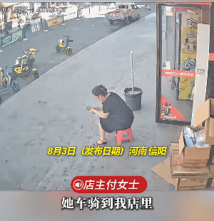 女子骑着电动车，竟然冲上了台阶，把台阶上坐的店主都给撞倒了。店主受到一些皮外伤，