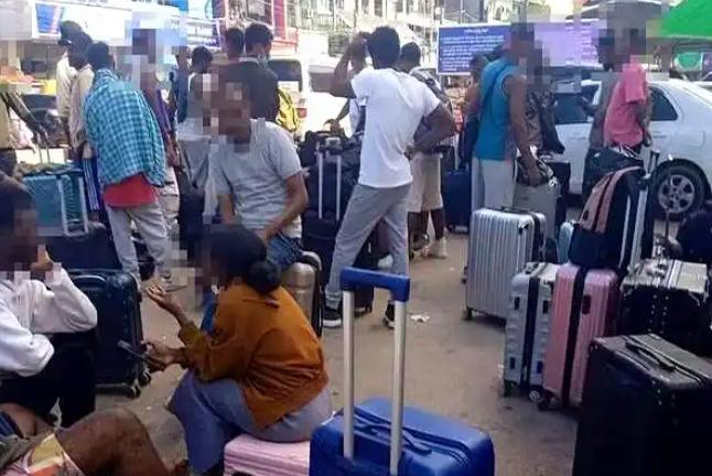 KK园区电诈人员开启再就业之路

KK园区被捣毁后，周边的武装团伙纷纷抢夺园区内