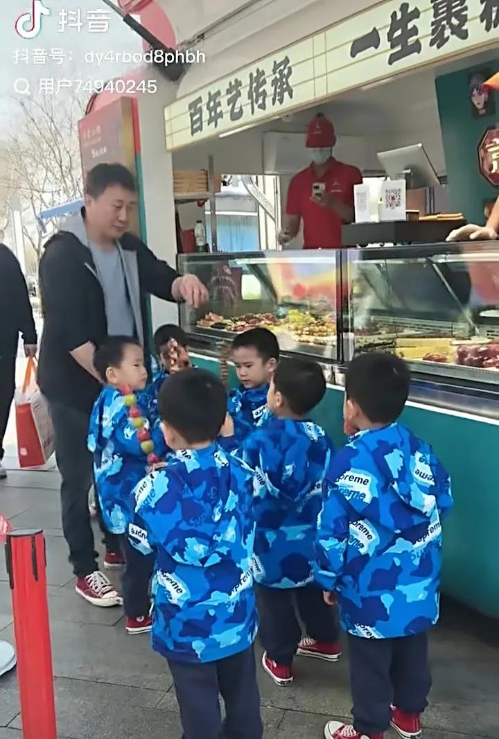 刷到这条视频真的太感慨了！不管这7个孩子是不是真的一胎七兄弟，光是看着7个一模一