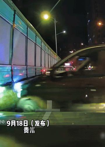 “这心情谁懂？”近日，贵州一网友开着车正在路上行驶时，旁边突然冲出了一辆车，然后