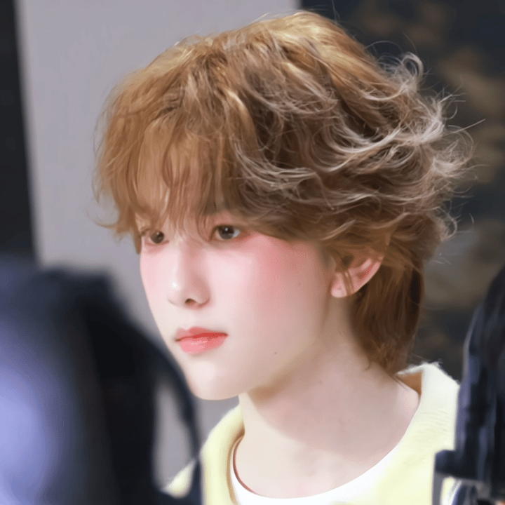 马柏全｜今日线下活动出图，所有人保持苹果肌扁平！金色卷发配眼下腮红，这个卷毛奶黄