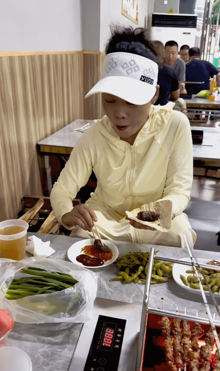 田震现身淄博吃烧烤，小葱加肉十分满足，素颜现身超接地气！ ​​​