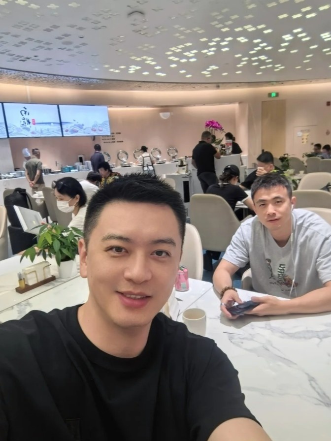 杨鸣晒与赵继伟合照：机场偶遇中国男篮队长，小伙边线球发不错！昨晚世预赛，中国男篮