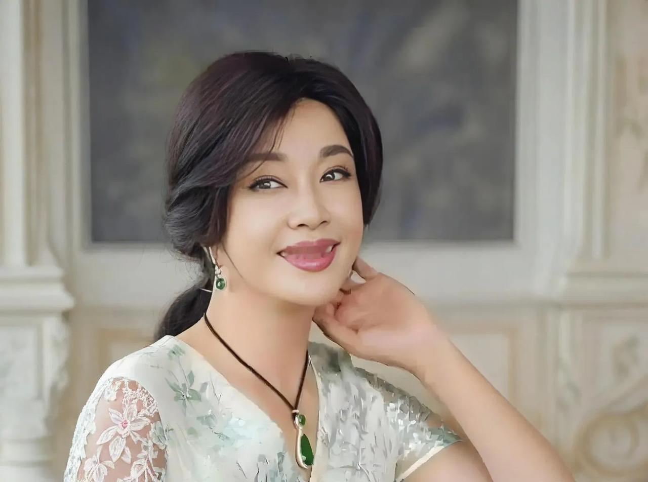 #你们喜欢刘晓庆吗#谈及刘晓庆，这位演艺界的资深前辈，她的每一次亮相都仿佛一幅流