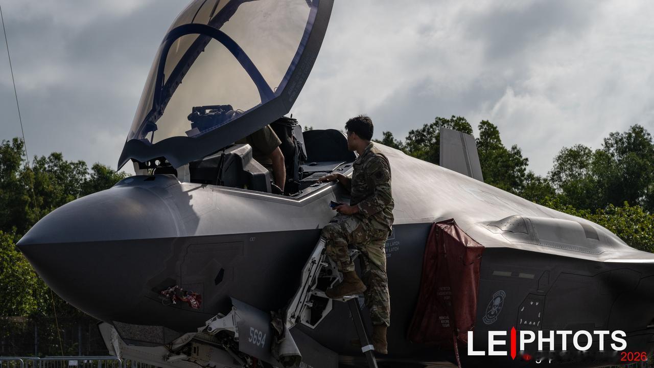 这是不是西方最先进的飞机了？[大金牙][大金牙][大金牙]