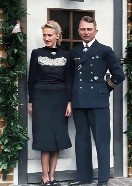 ·这是二战时期，德国海军部队U艇王牌高特·普里恩和妻子的照片，镜头中可以看到，那