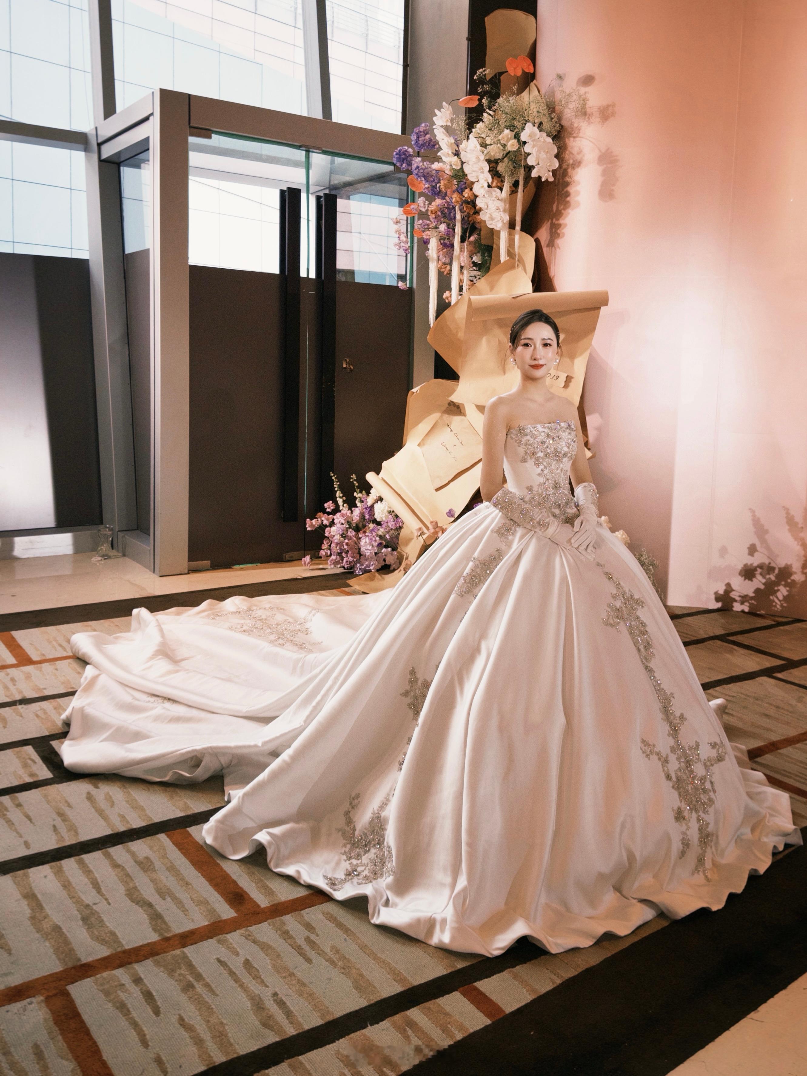 在朋友婚礼上哭得稀里哗啦！！！见到了十年没见的同学们～记录第一次当姐妹的一天 ​