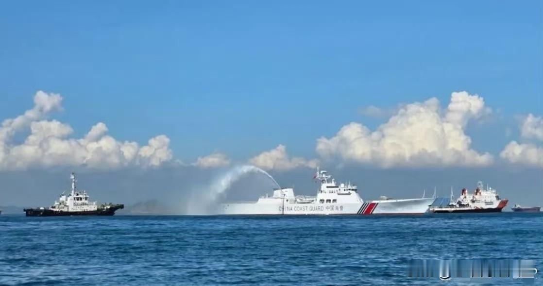 哎呦喂，不得不说咱们这个最新试航的101型海警舰，这水炮看着比老款威力大多了！[