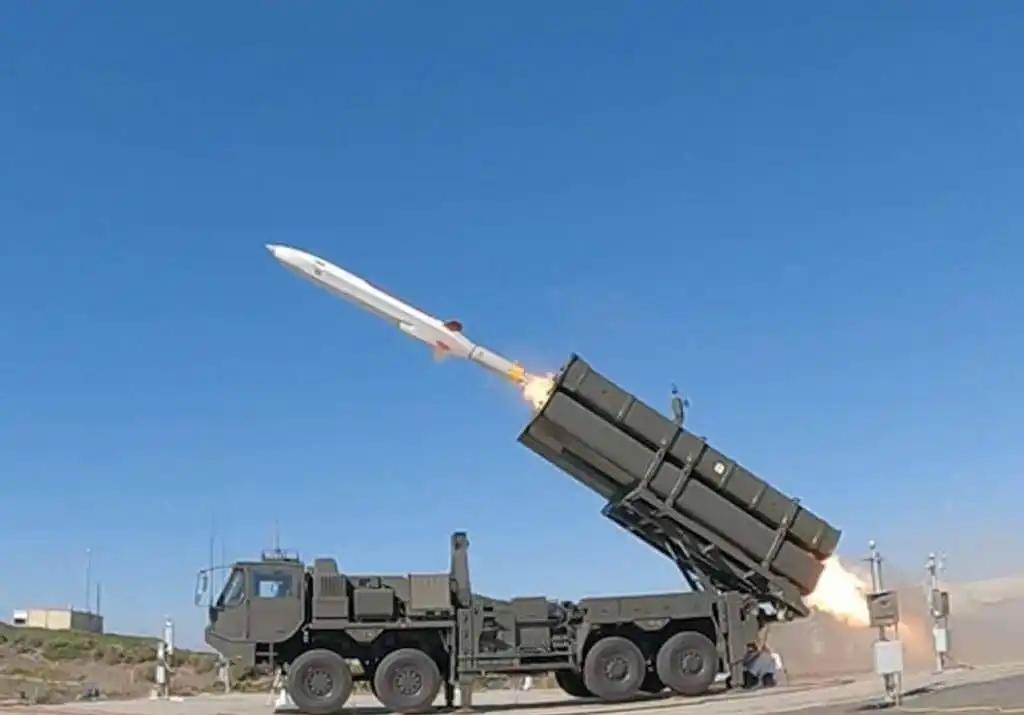 当前日本在军事扩张、政策转向及右翼意识形态复苏等多重因素作用下，正显现出再度成为