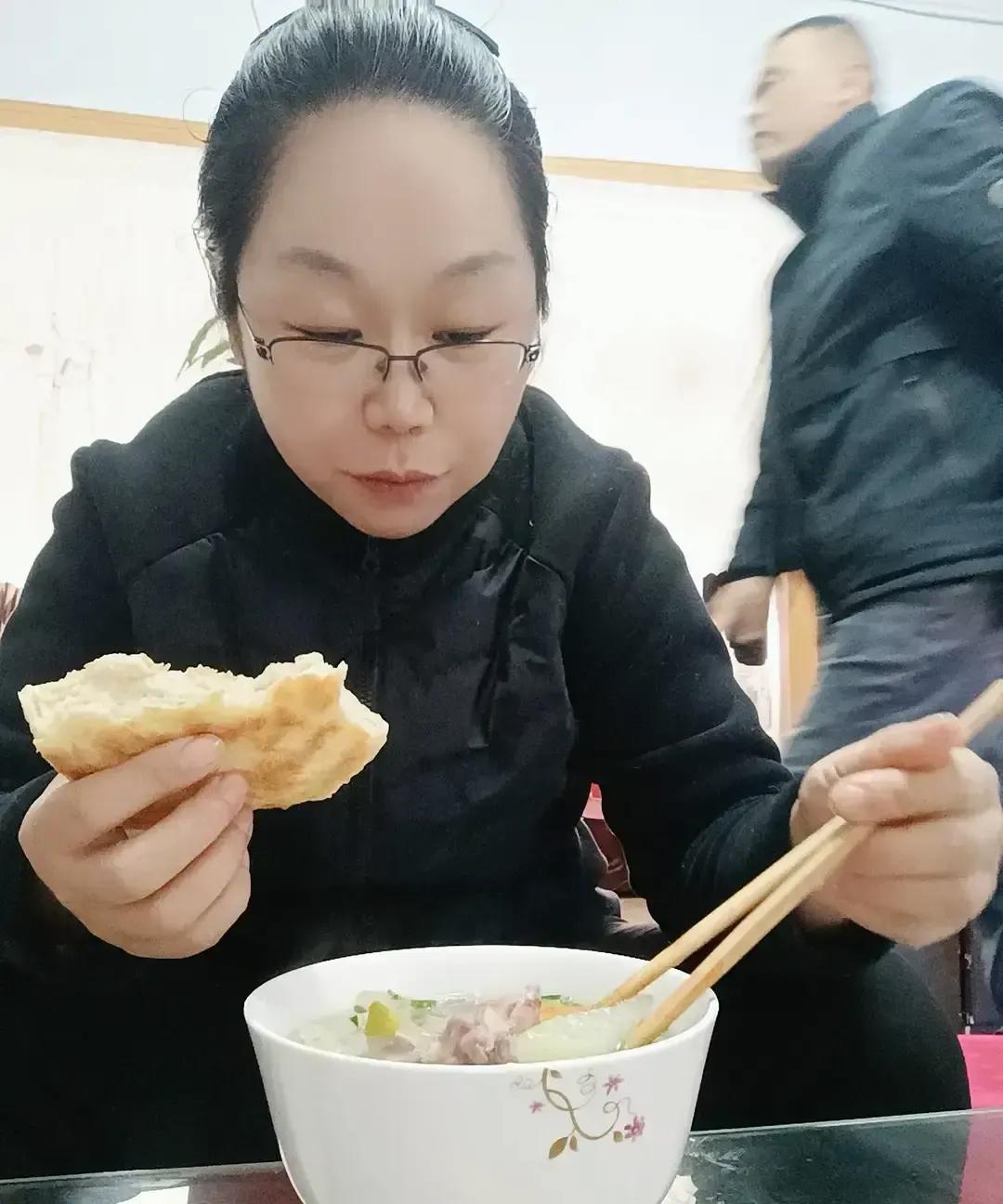 丽丽刚在饭桌上瞄到婆婆掏出的电视购物银杯，老公就起哄让她验货。
她掂了掂，轻得离