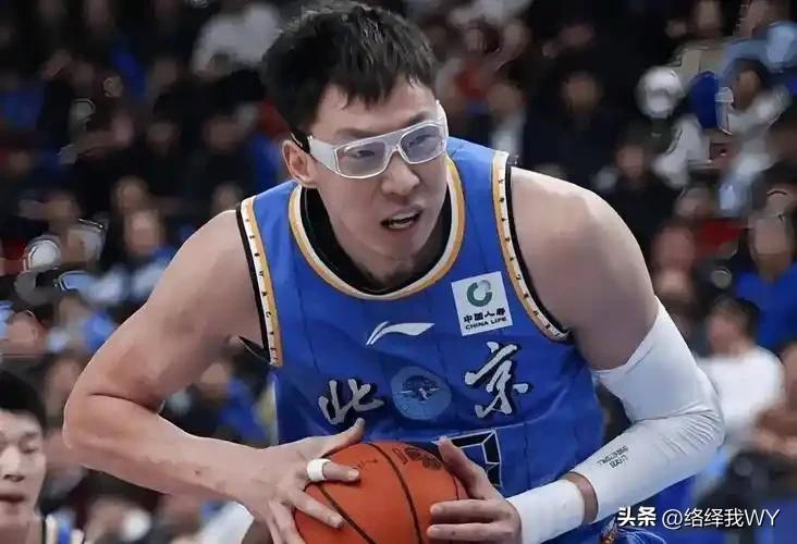 有人说，周琦就是懒，身体天赋仅次于易建联的却没有打出水平，在CBA躺着拿顶薪无欲