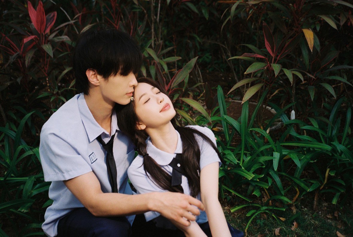 双轨校服哥妹虞书欣何与校服照 双轨校服哥妹！ 