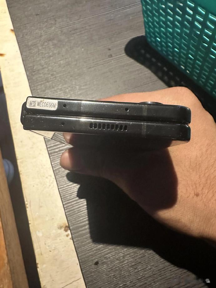 三星Galaxy Z Fold5真机照曝光，折叠后严丝合缝，不过厚度感人，大家觉