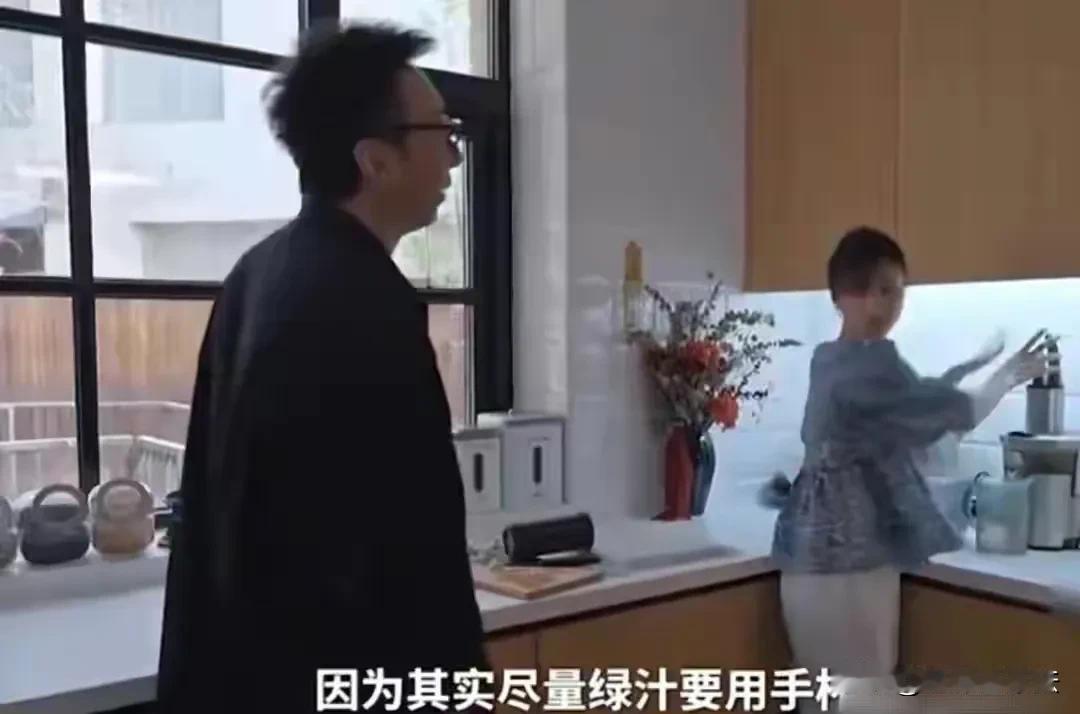 张静初宣传吃素更健康，她说：榨绿汁的时候最好直接用手榨，不要用榨汁机榨，而且最好