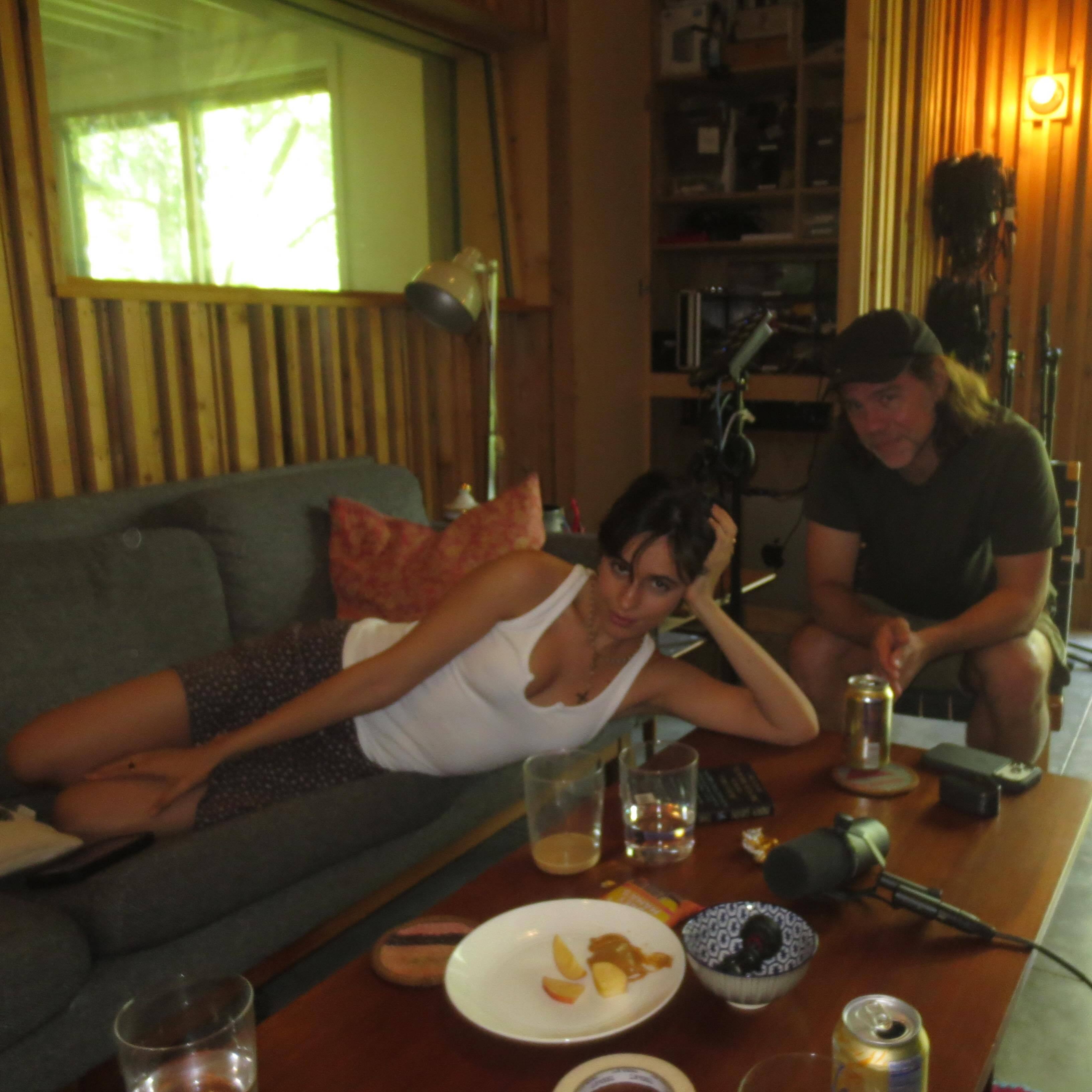 Camila Cabello 晒与制作人 Aaron Dessner 录音室合照