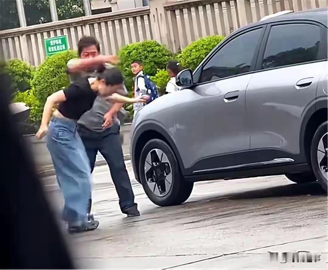 4月22日福建三明保安打人事件闹的沸沸扬扬，大家都在指责女司机，其实这件事情是非