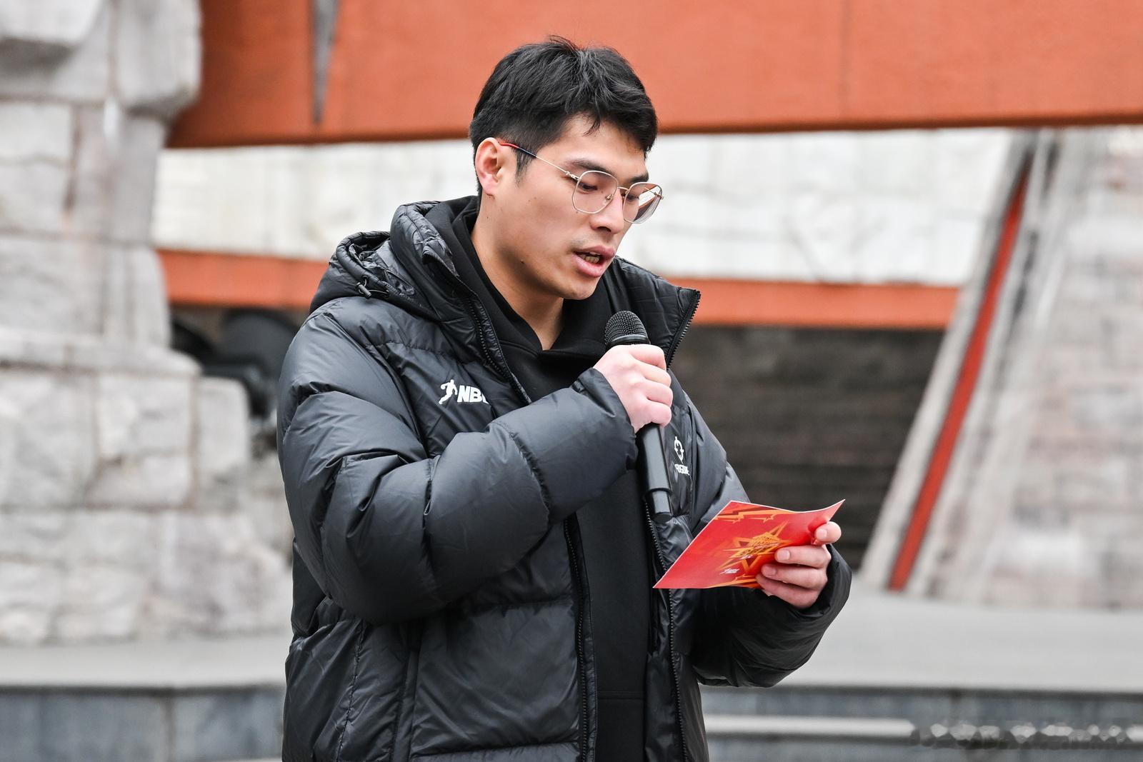 昨天，参加NBL全明星的球员和教练员们在篮协竞赛部部长肖红安的带领下前往遵义会议