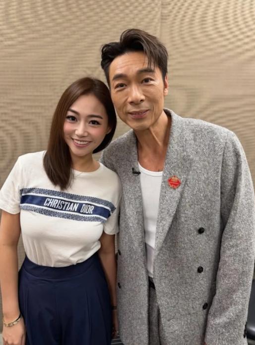 许志安怎么老成这个样子，行为动作明显因为当年的“安心偷食”变得乖巧了。
5月11