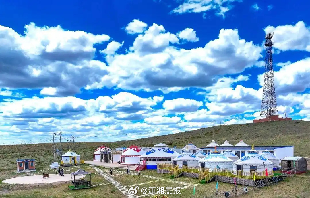 【#民宿定价上千住村里比住城里还贵#】暑假旅游旺季，乡村民宿迎来预订高峰。不少人