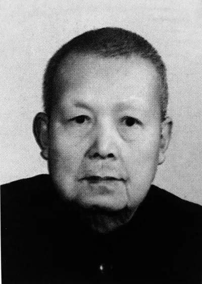 那天，女游击队员正烧毁机密文件。突然，鬼子闯入家中，他们上来就撕扯女游击队员的衣