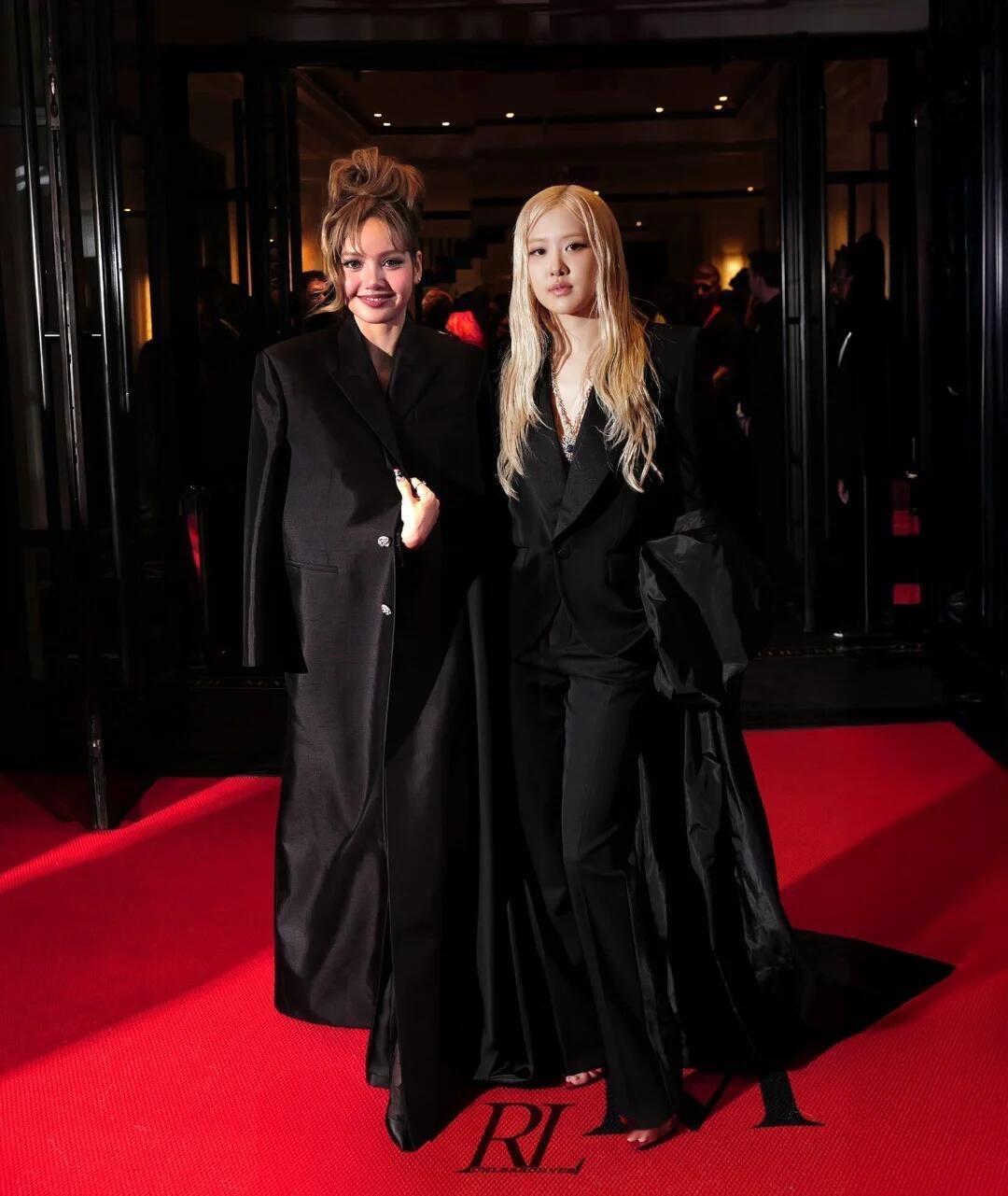 Lisa & Rose出发Met Gala前的同框合照 ​​​